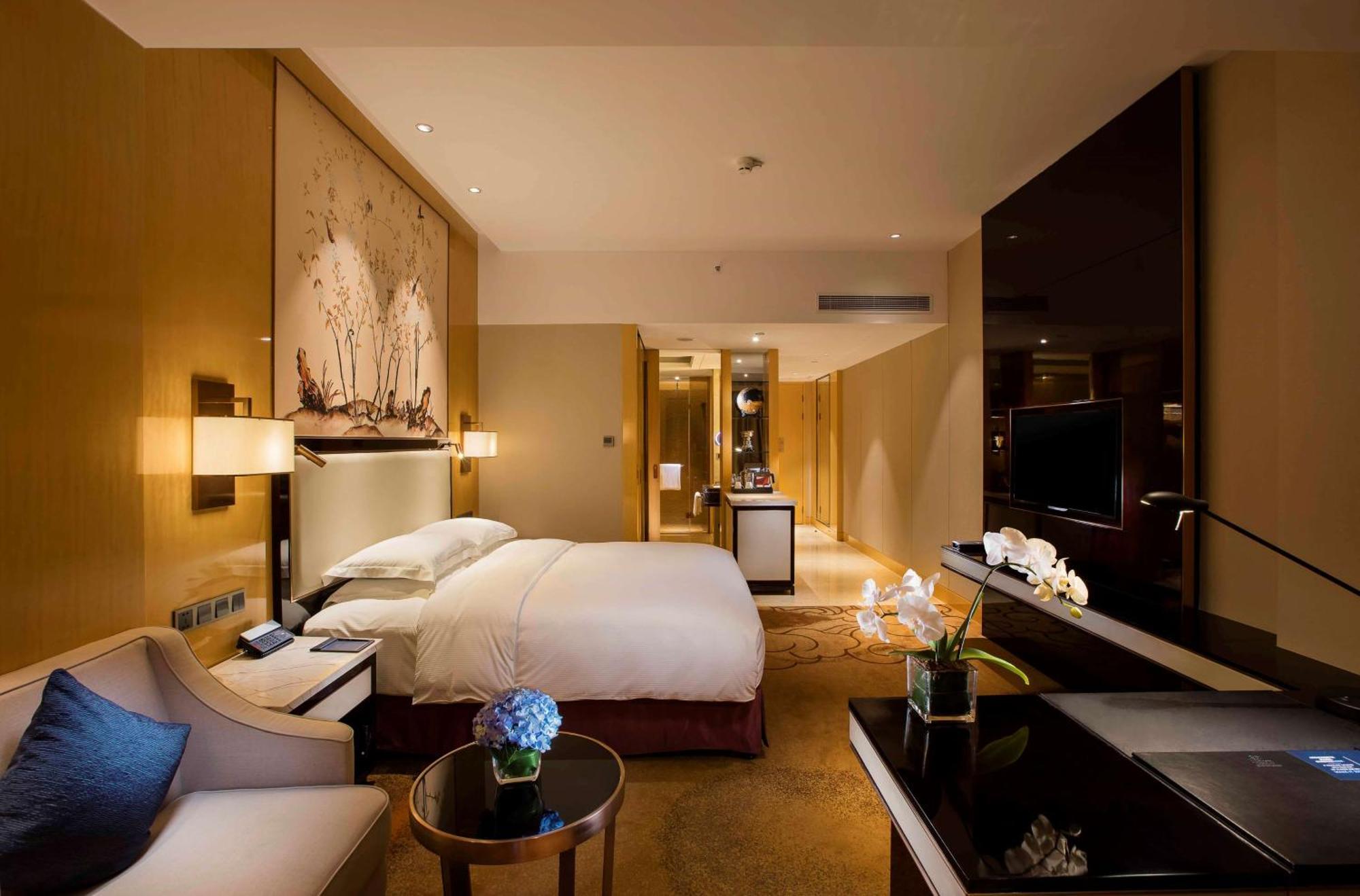 Hilton Wuhan Yangtze Riverside Exterior foto