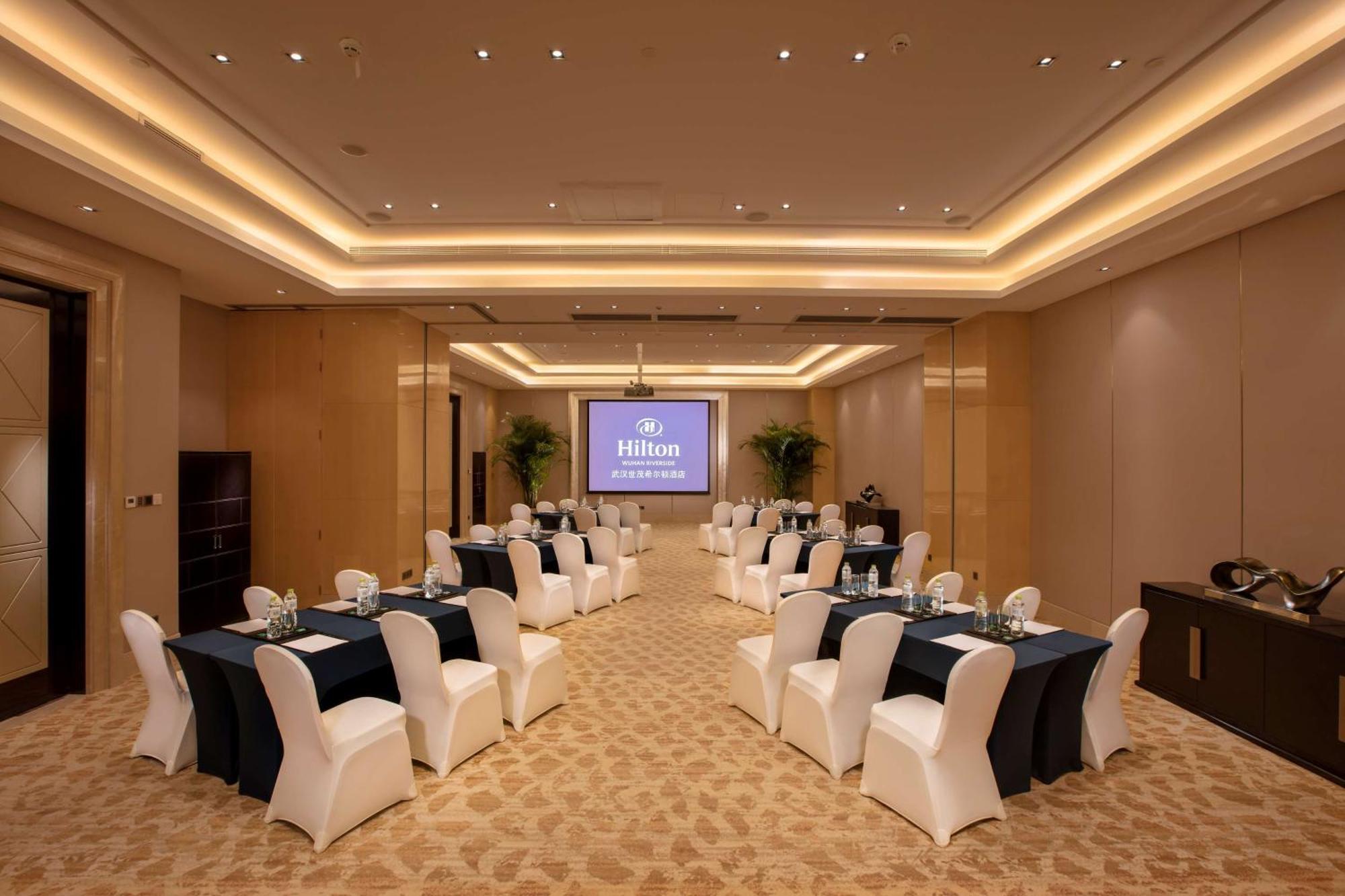 Hilton Wuhan Yangtze Riverside Exterior foto